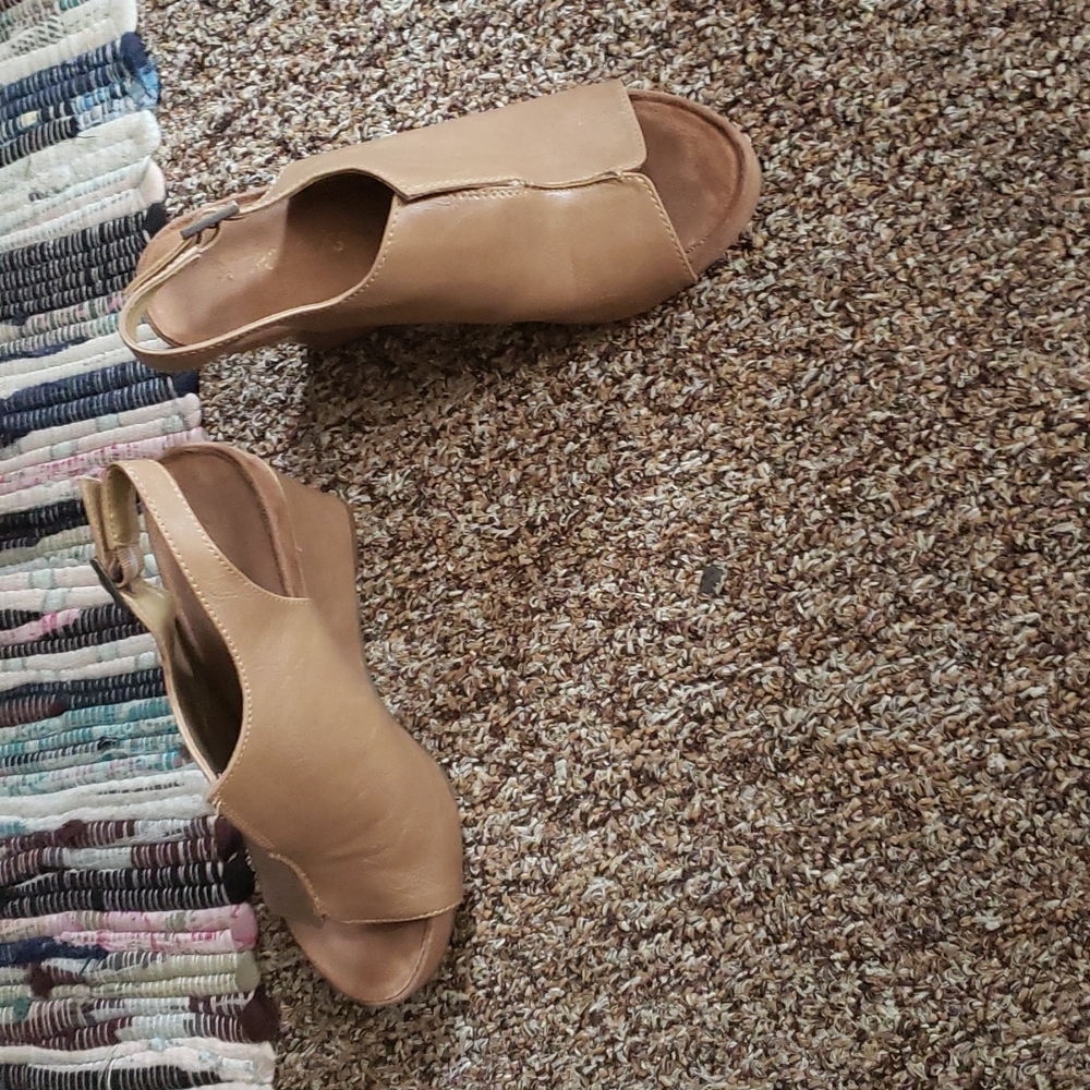 Adorable tan wedges ⭐